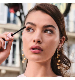 TWIST UP LIFT AND FREEZE Makeup